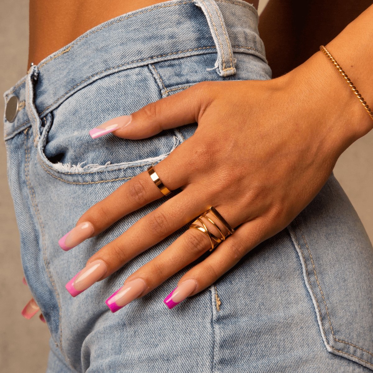 Anillo cuadrado anatómico bañado en oro de 18 quilates