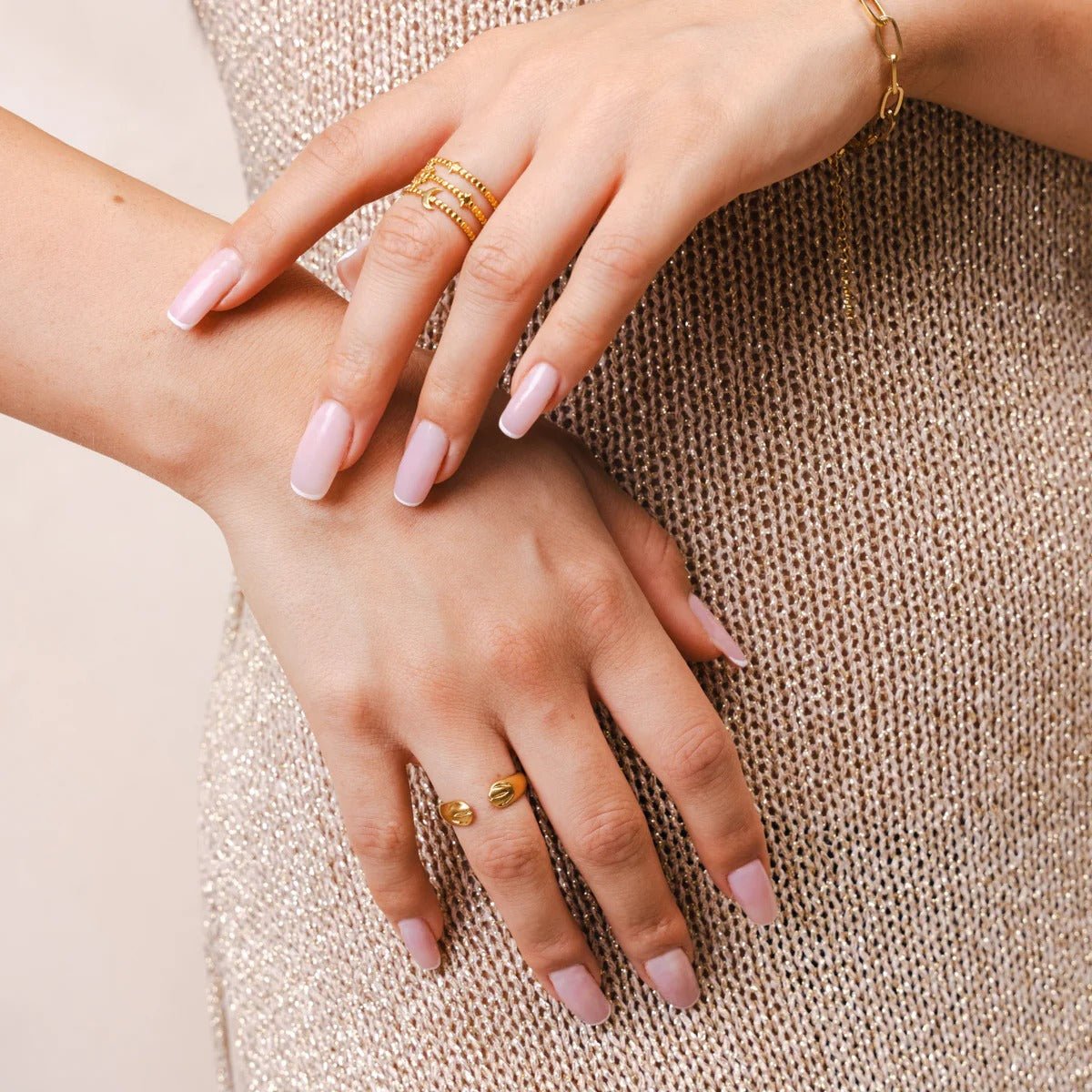 Anillo de abrazo ajustable bañado en oro de 18 quilates