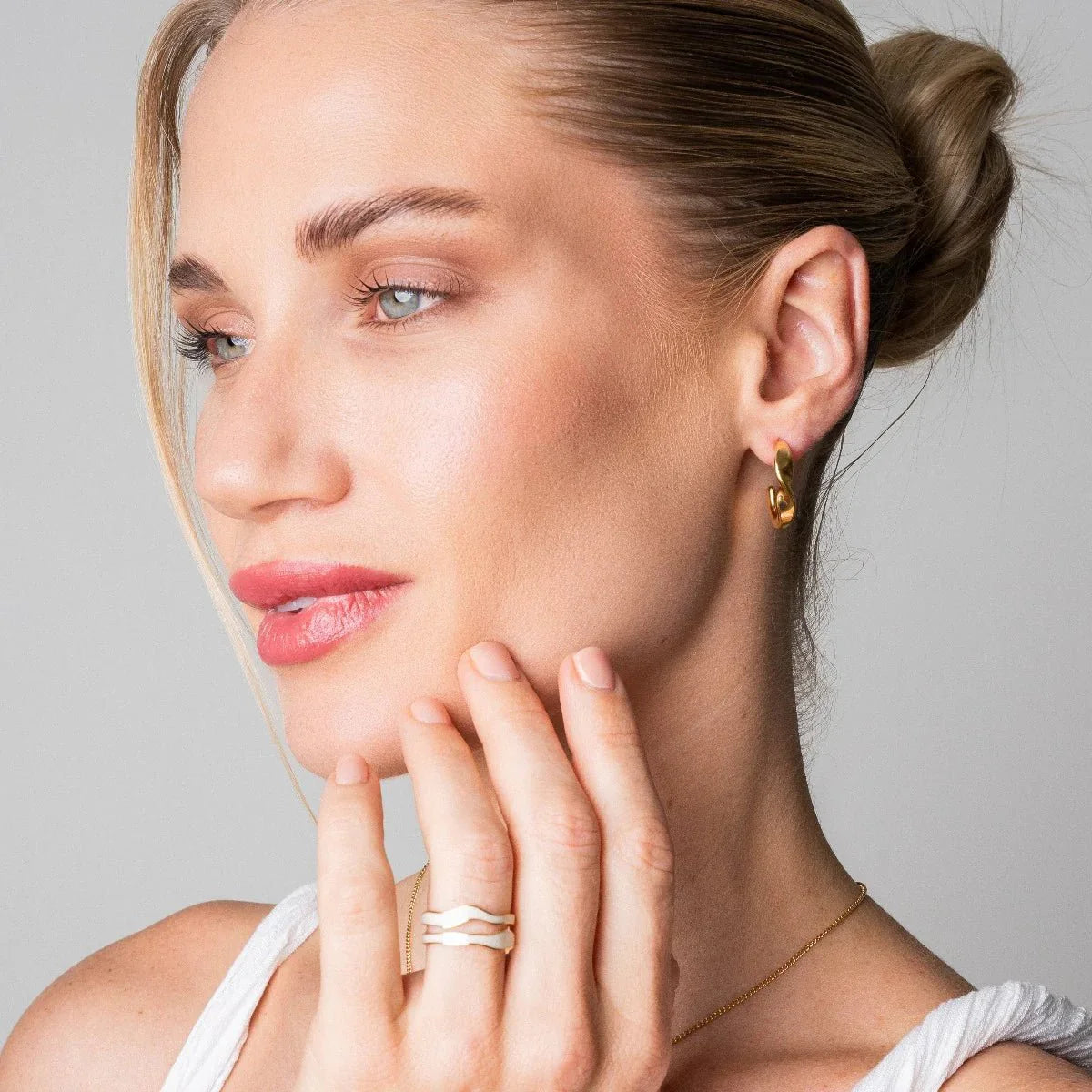 Anillo ajustable de nácar abstracto bañado en oro de 18 quilates