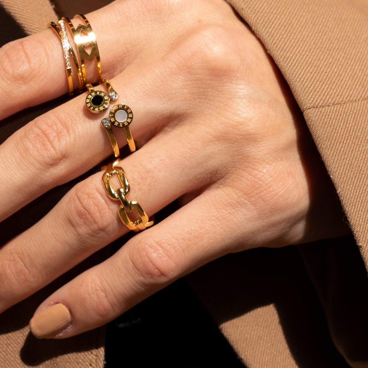 Anillo de eslabones ajustable bañado en oro de 18 quilates