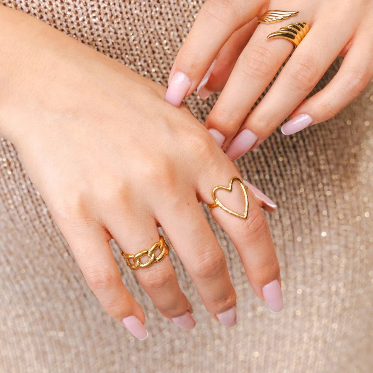 Anillo ajustable Freedom Wings bañado en oro de 18 quilates