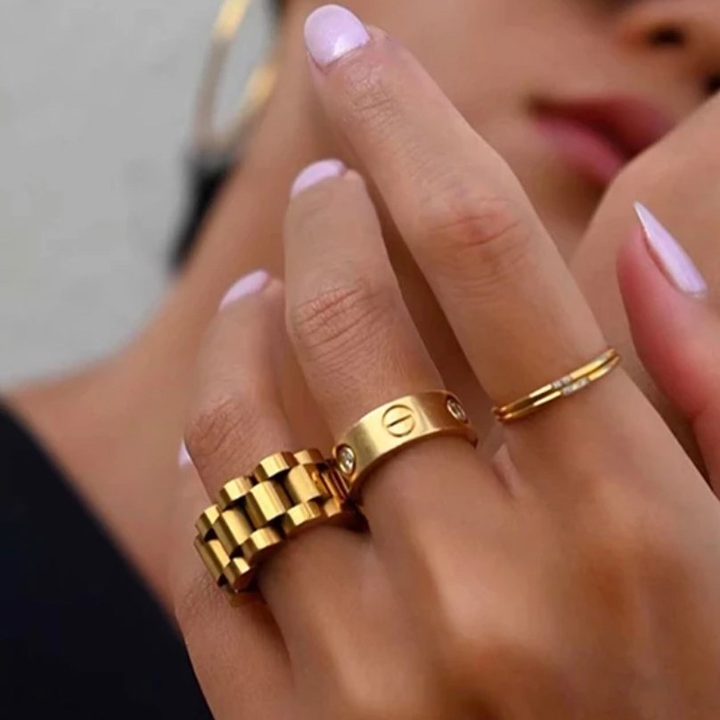 Anillo de belleza de eslabones minimalistas anchos bañado en oro de 18 k