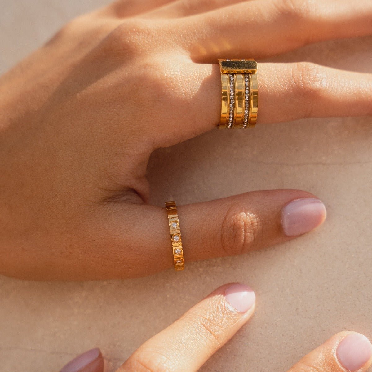 Anillo Caviar Stack bañado en oro de 18 quilates