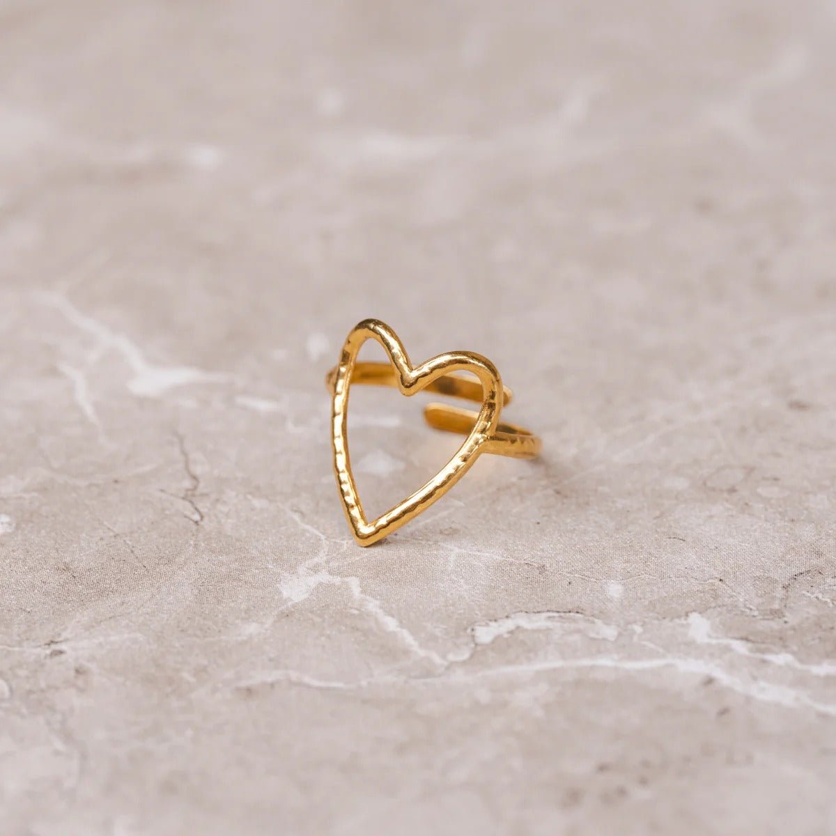 Anillo de corazón hueco ajustable bañado en oro de 18 quilates