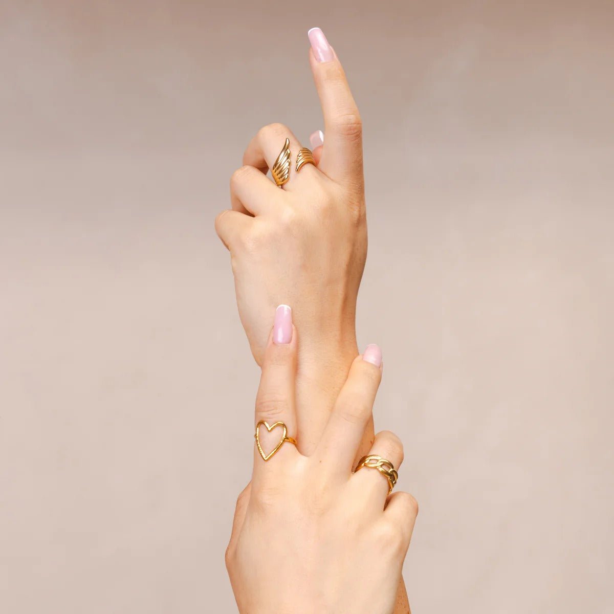 Anillo de corazón hueco ajustable bañado en oro de 18 quilates