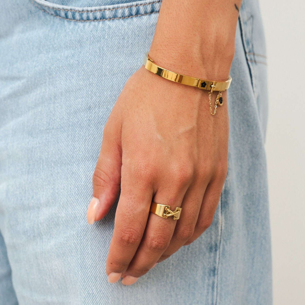 Anillo de corsé bañado en oro de 18 quilates