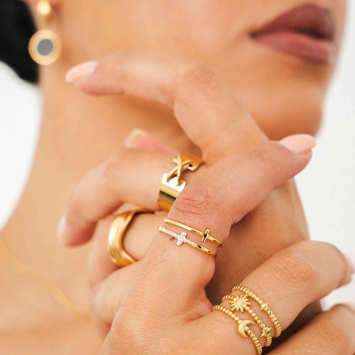 Anillo de cruz chapado en oro de 18 quilates