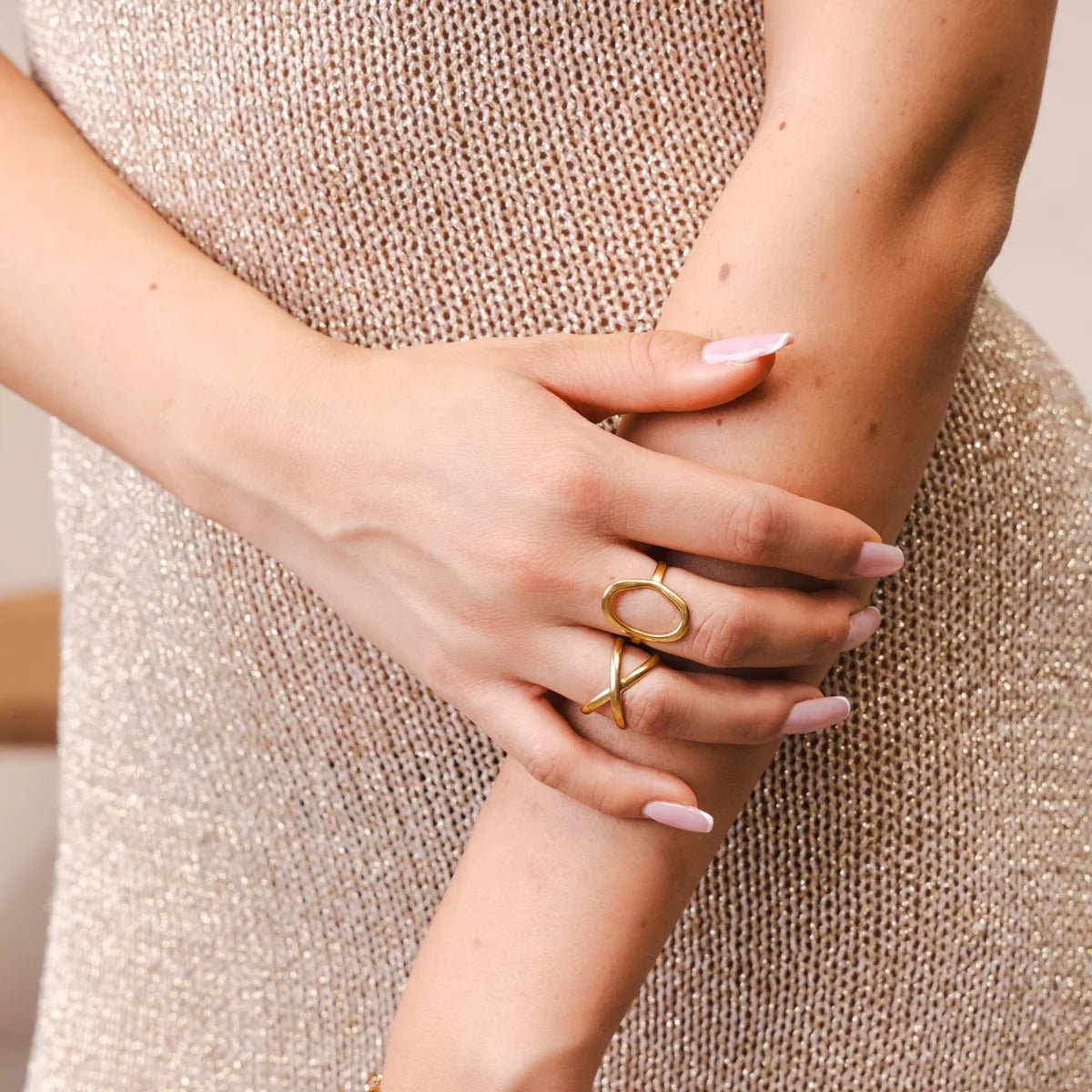 Anillo Cruz Minimalista Ajustable Chapado en Oro de 18K