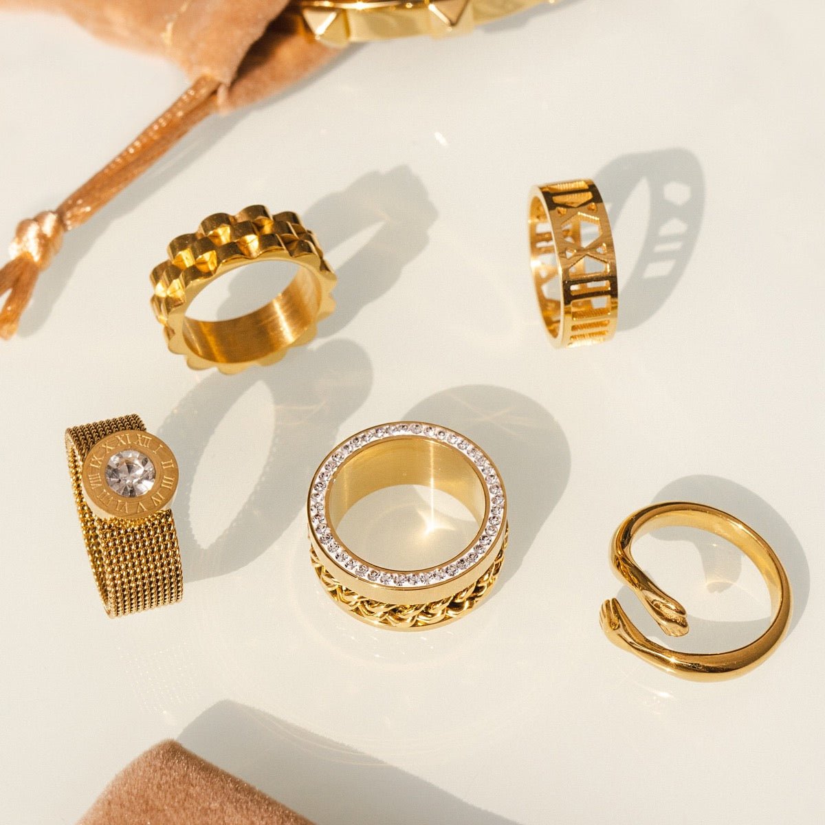 Anillo de eslabones de circonita bañado en oro de 18 quilates