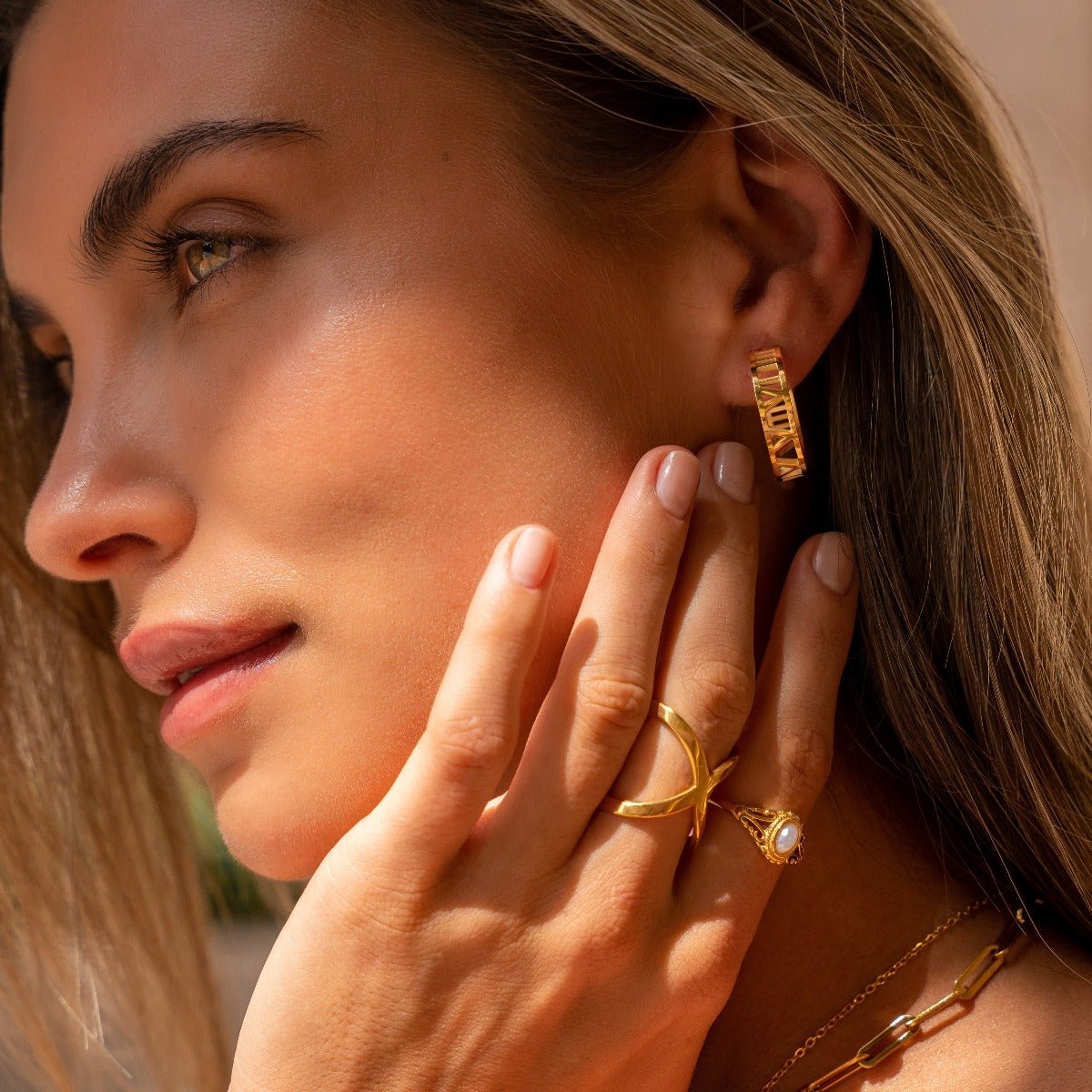 Anillo X bañado en oro de 18 quilates