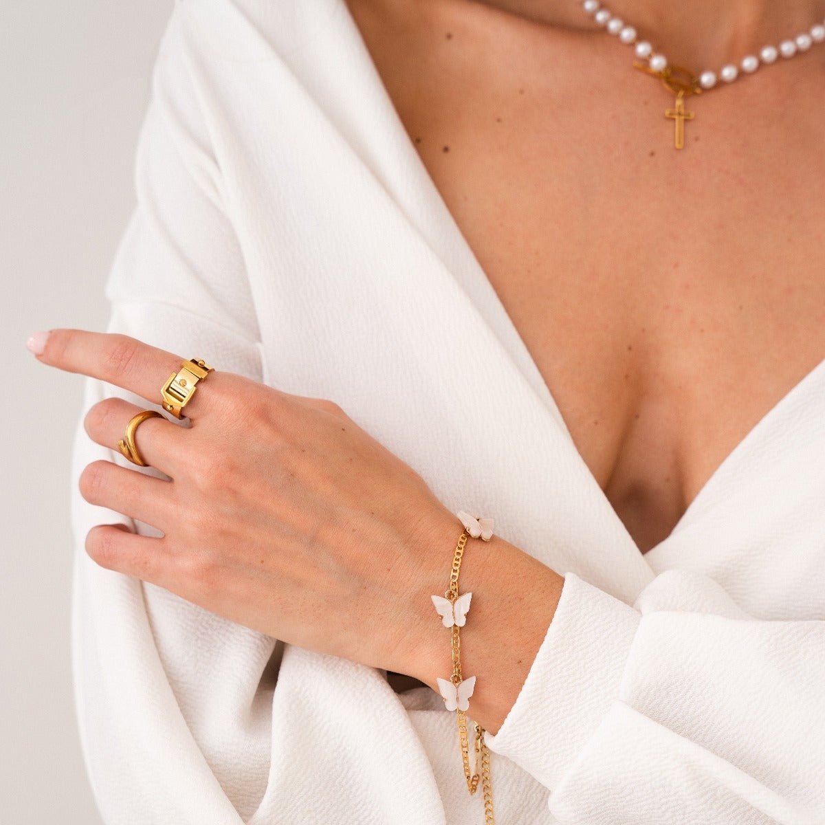 Anillo de hebilla bañado en oro de 18 quilates