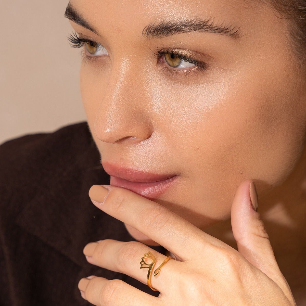 Anillo de flor de loto bañado en oro de 18 quilates