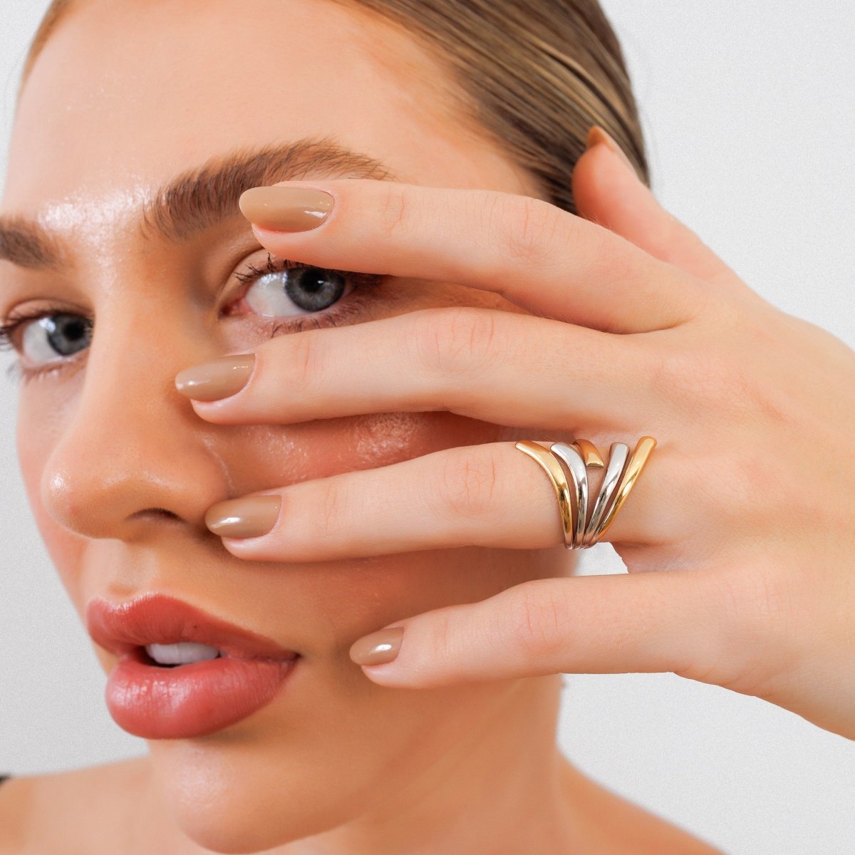 Anillo de flujo ajustable con baño mixto de oro y plata