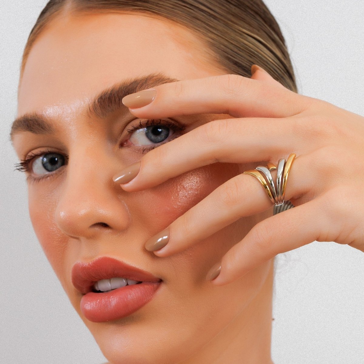 Anillo de flujo ajustable con baño mixto de oro y plata