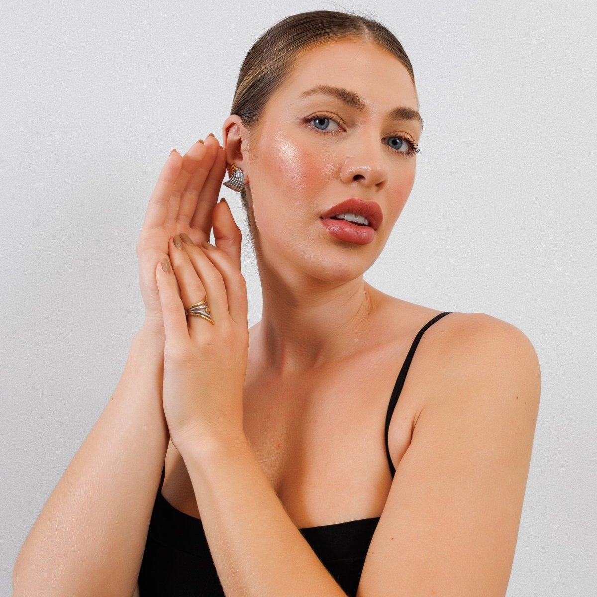 Anillo de flujo ajustable con baño mixto de oro y plata