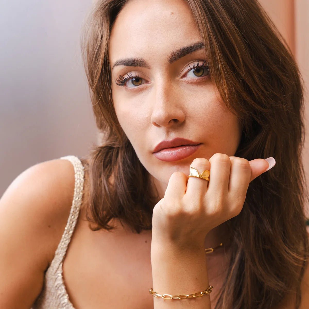 Anillo de hoja ajustable bañado en oro de 18 quilates