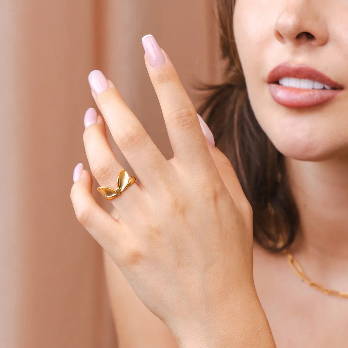 Anillo de hoja ajustable bañado en oro de 18 quilates