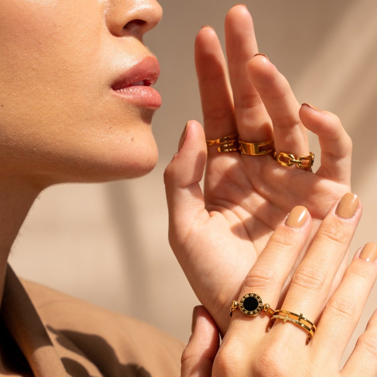 Anillo giratorio con números romanos bañado en oro de 18 quilates