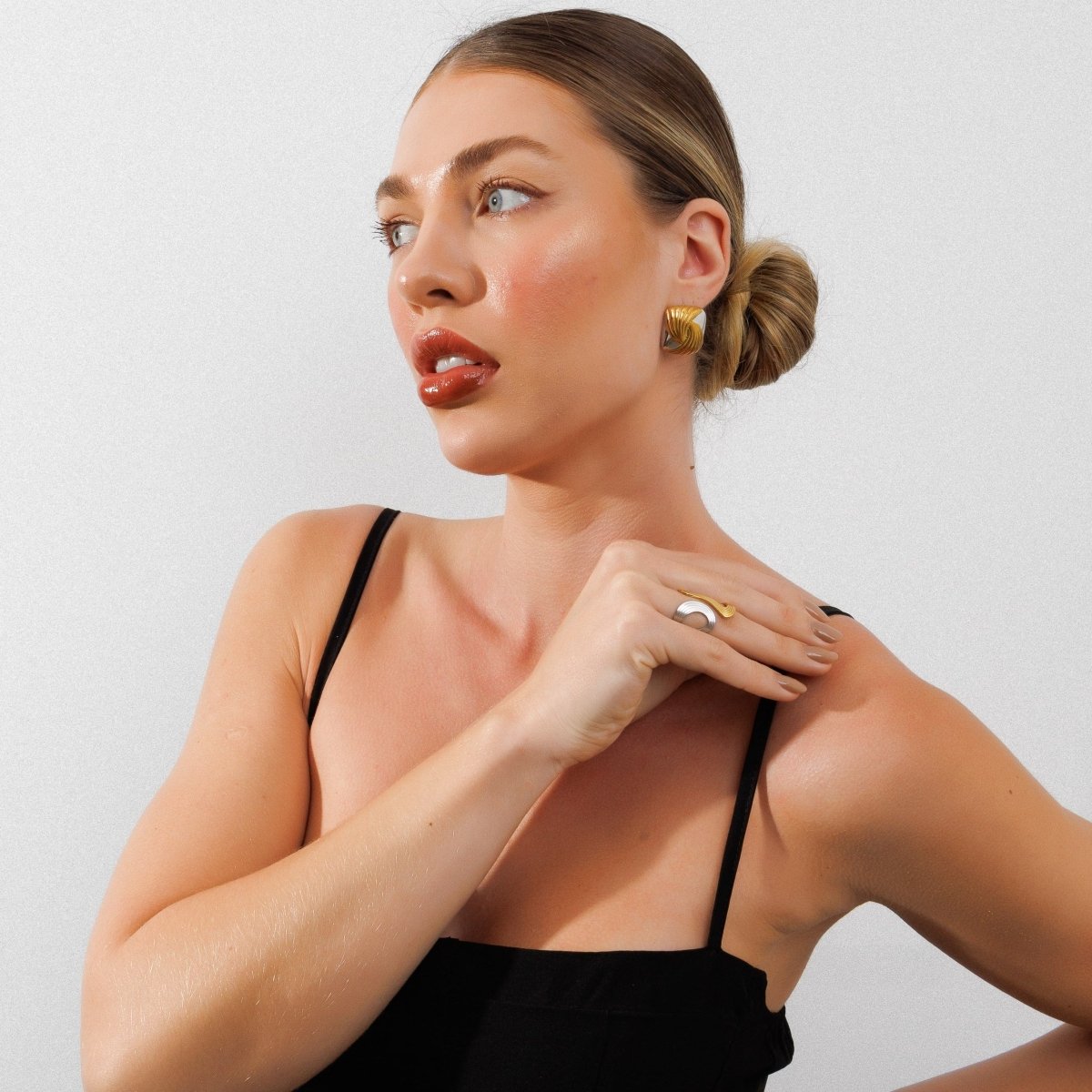 Anillo infinito ajustable con baño mixto de oro y plata