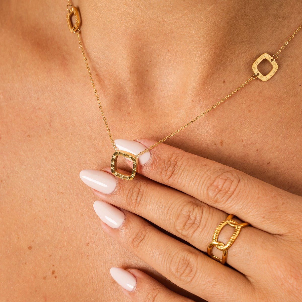 Anillo de eslabones ajustable chapado en oro de 18 quilates