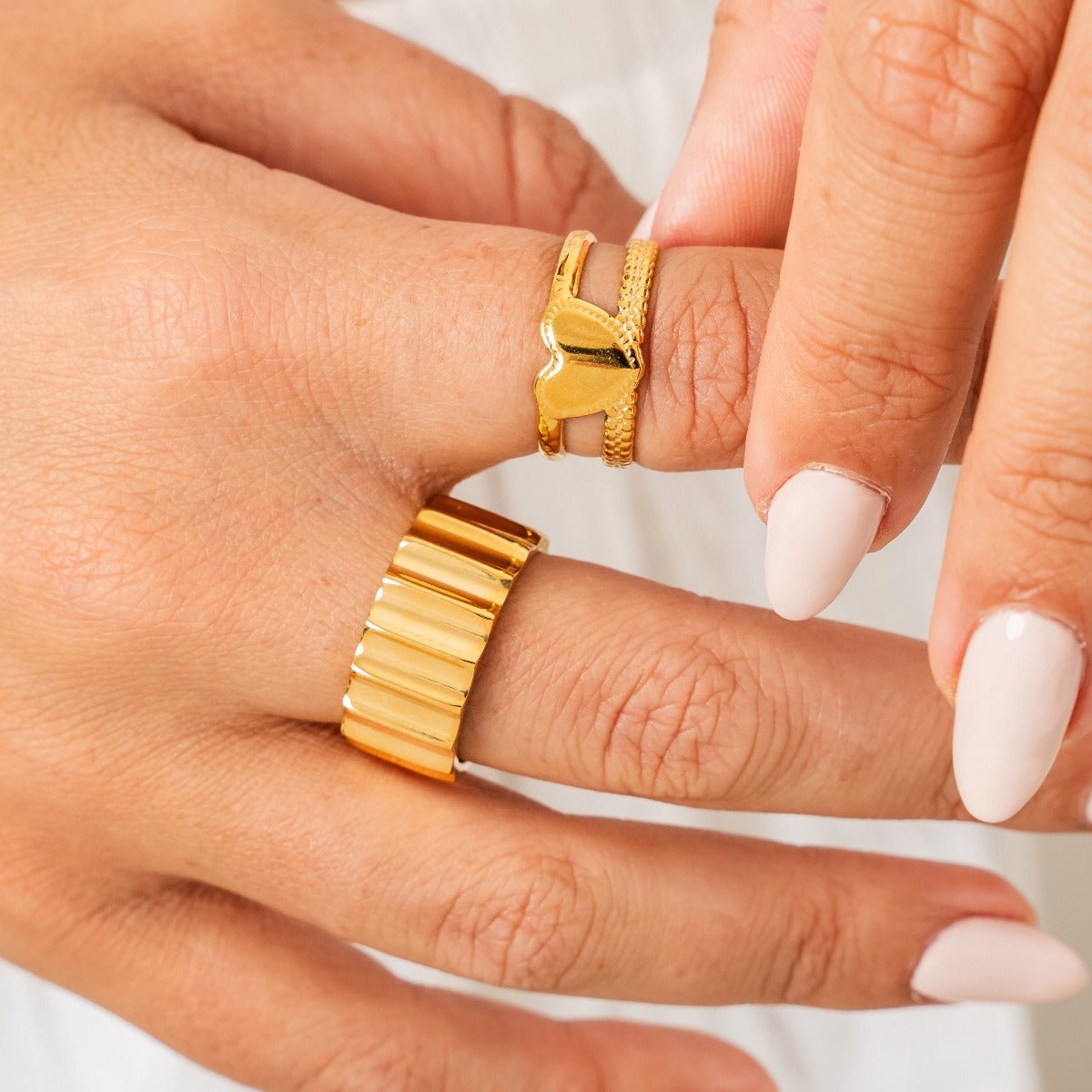 Anillo de amor ajustable bañado en oro de 18 quilates