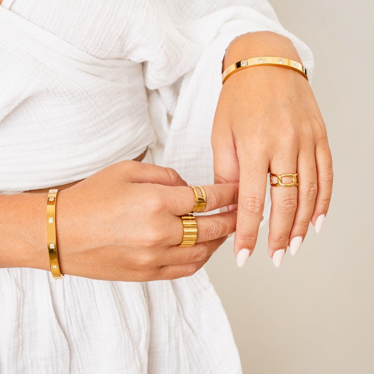 Anillo de amor ajustable bañado en oro de 18 quilates