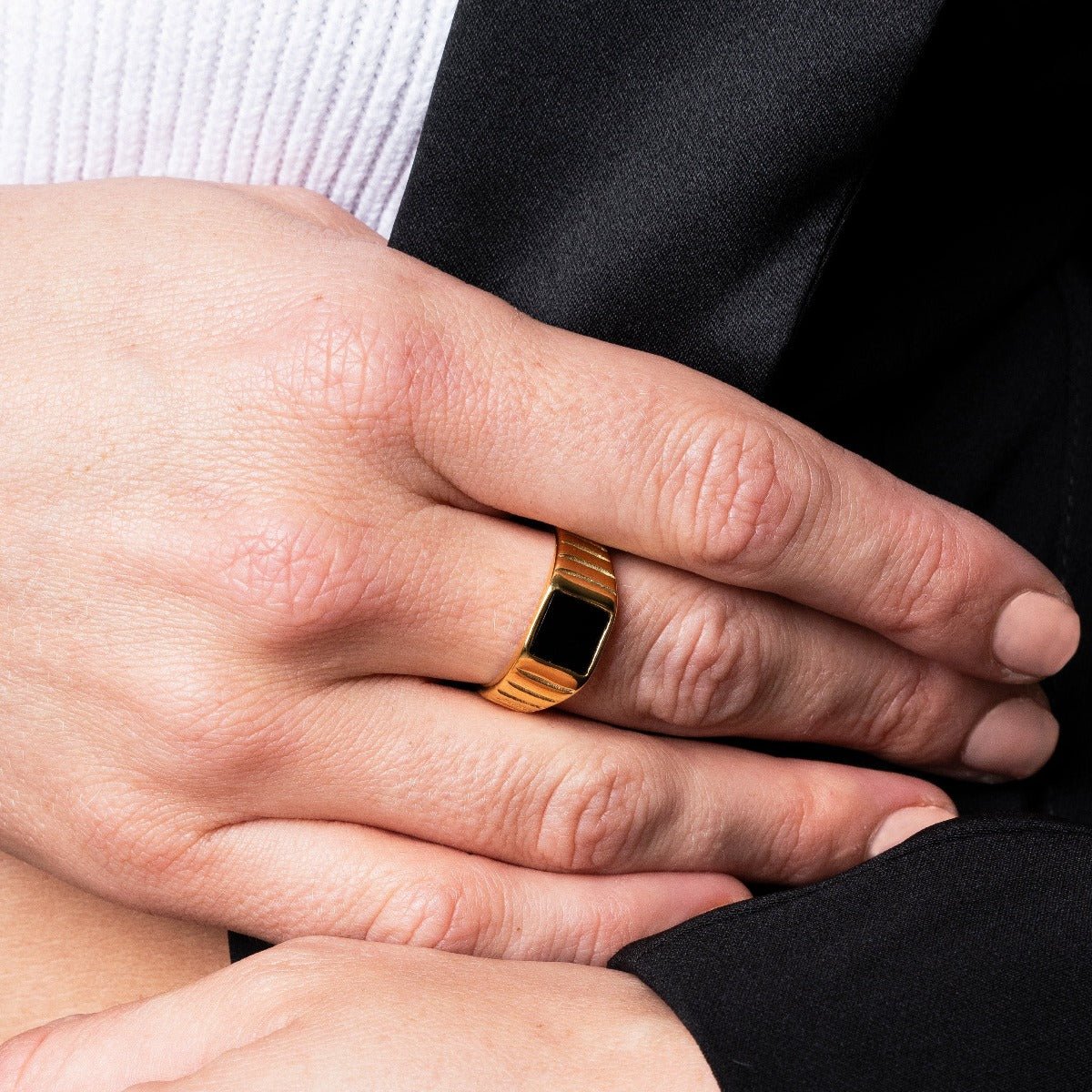 Anillo Noir bañado en oro de 18 quilates