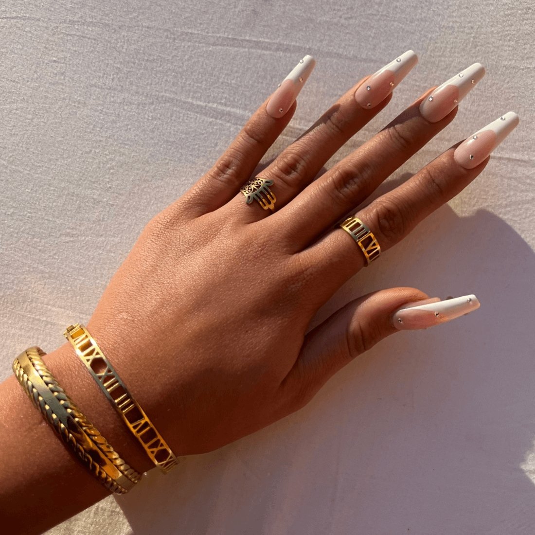 Anillo con números romanos bañado en oro de 18 quilates