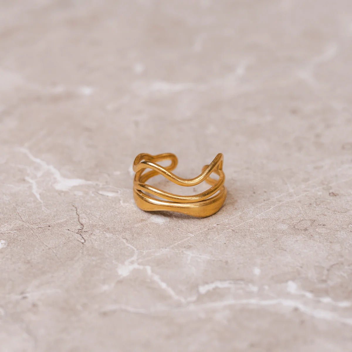 Anillo de ondas ajustable bañado en oro de 18 quilates