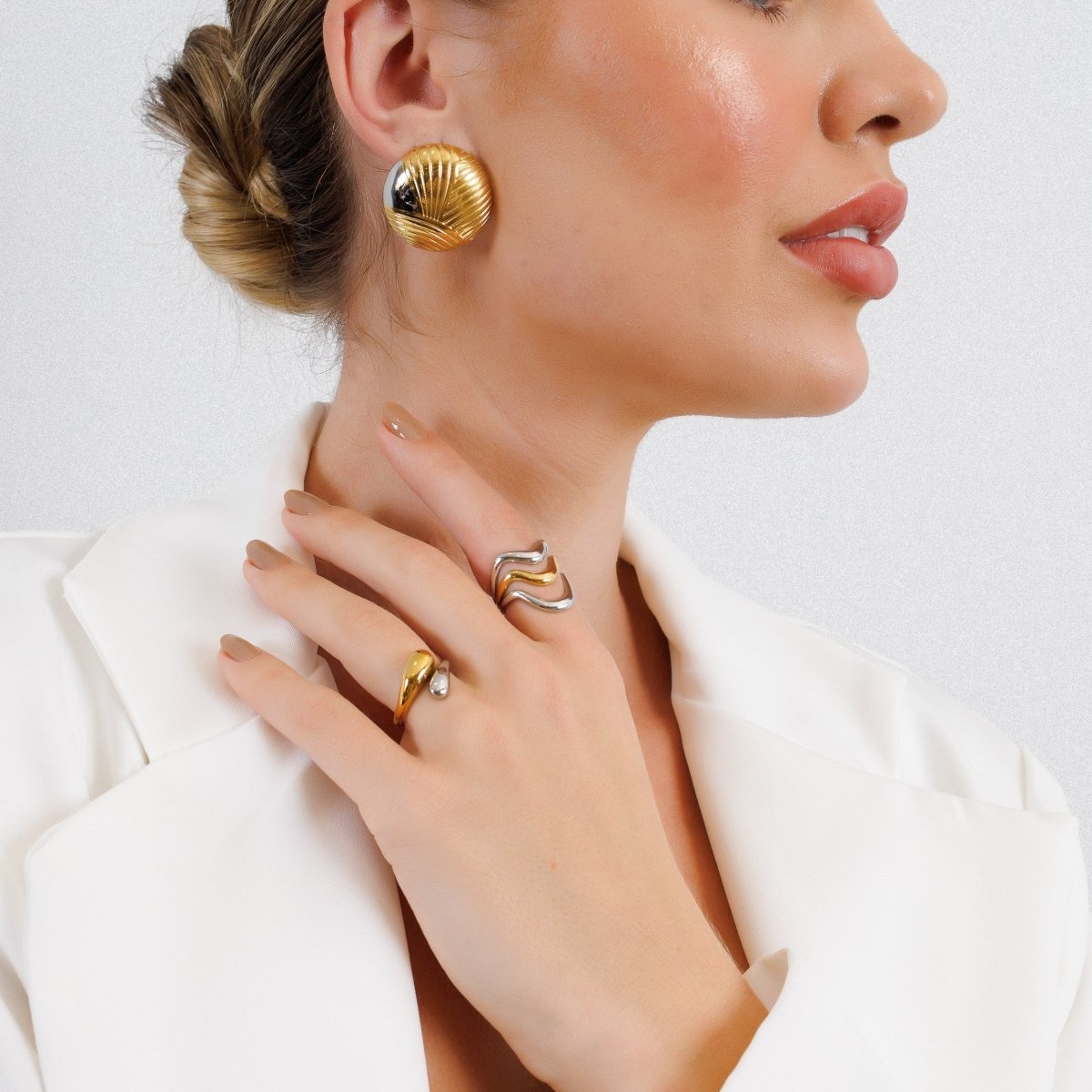 Anillo de ondas ajustable con baño mixto de oro y plata