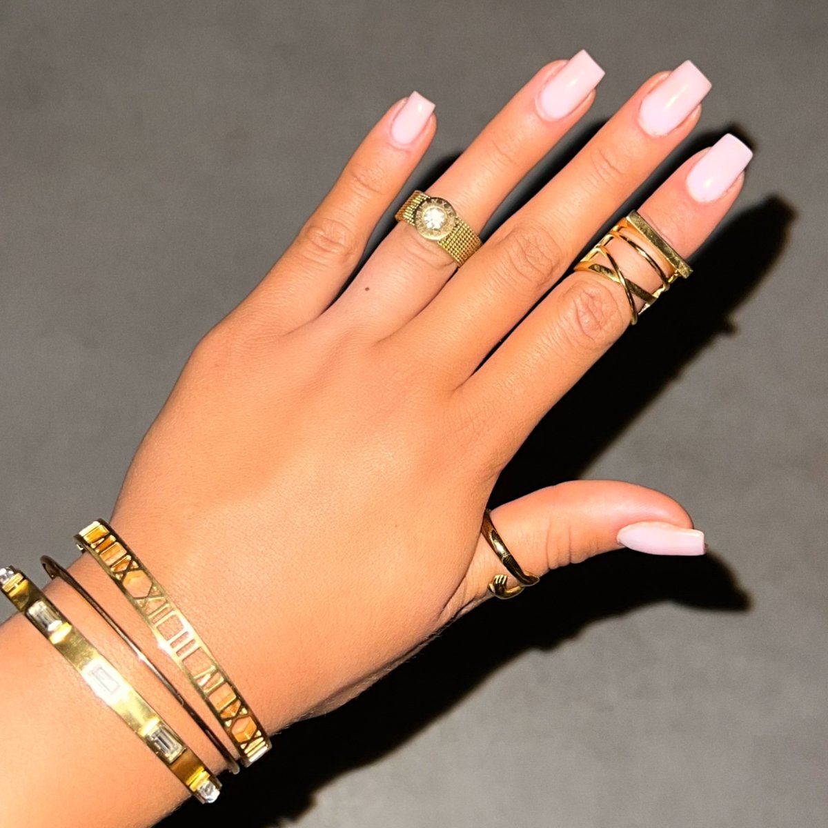 Anillo de malla romana bañado en oro de 18 quilates