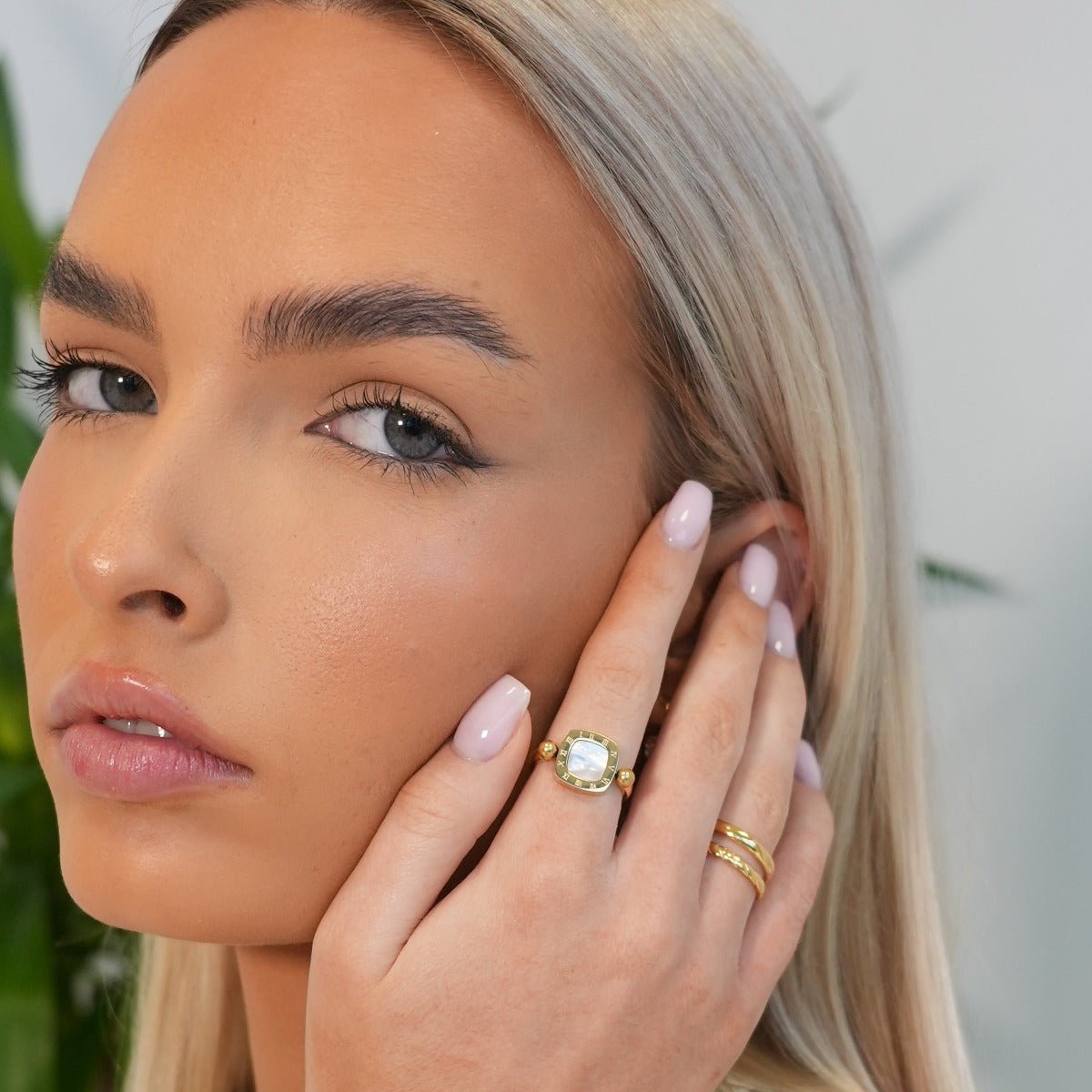 Anillo giratorio con dije cuadrado bañado en oro de 18 k