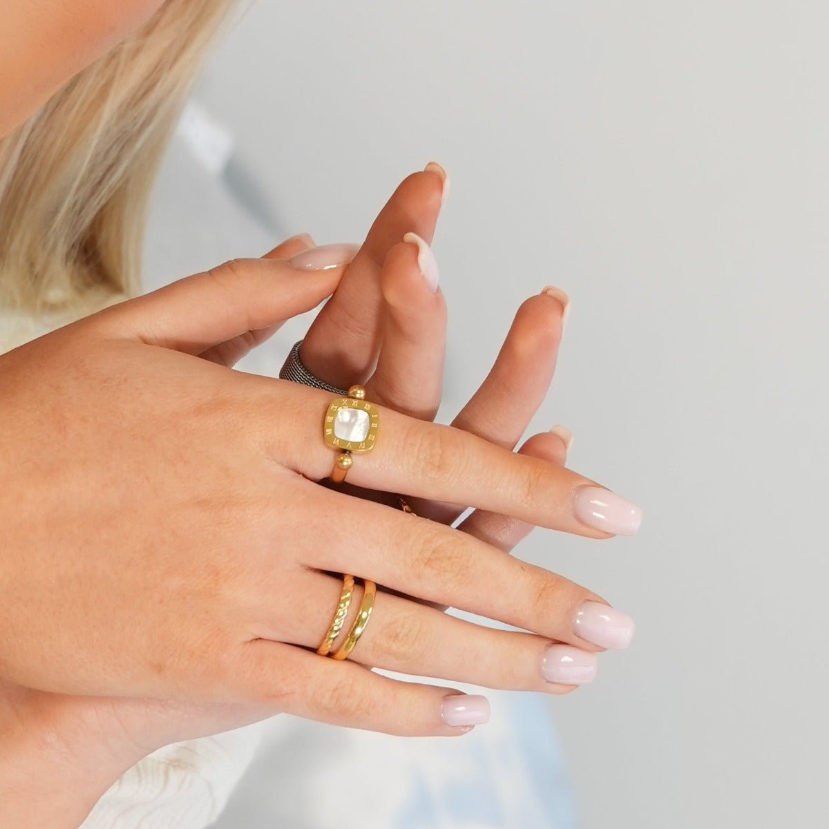 Anillo giratorio con dije cuadrado bañado en oro de 18 k