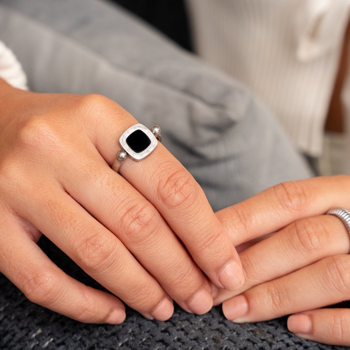 Anillo giratorio con dije cuadrado - Plata