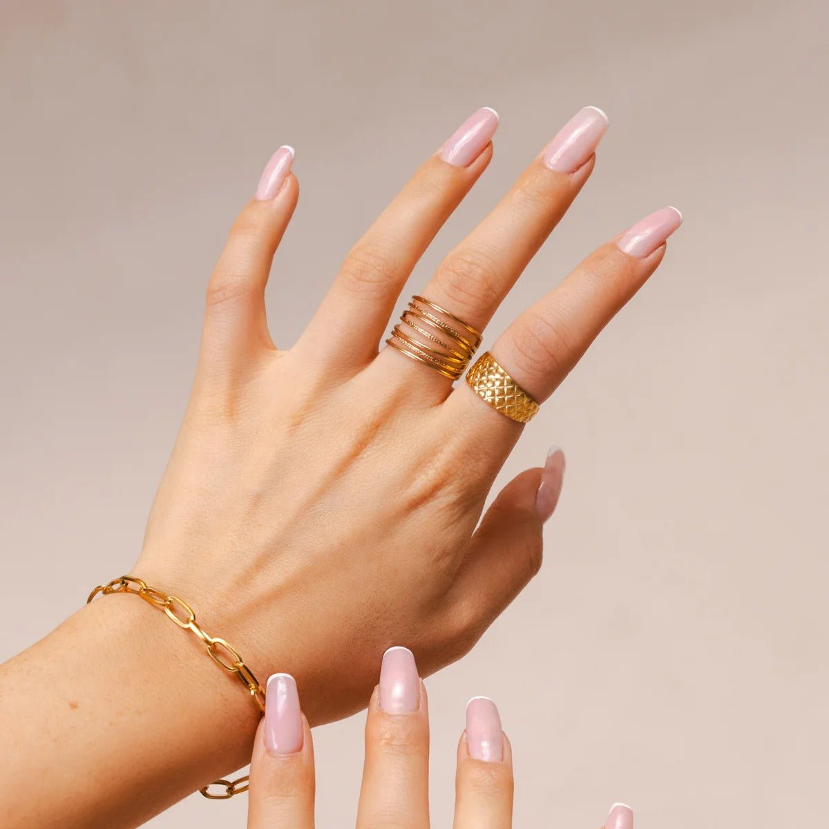 Lujoso anillo ajustable tejido bañado en oro de 18 quilates