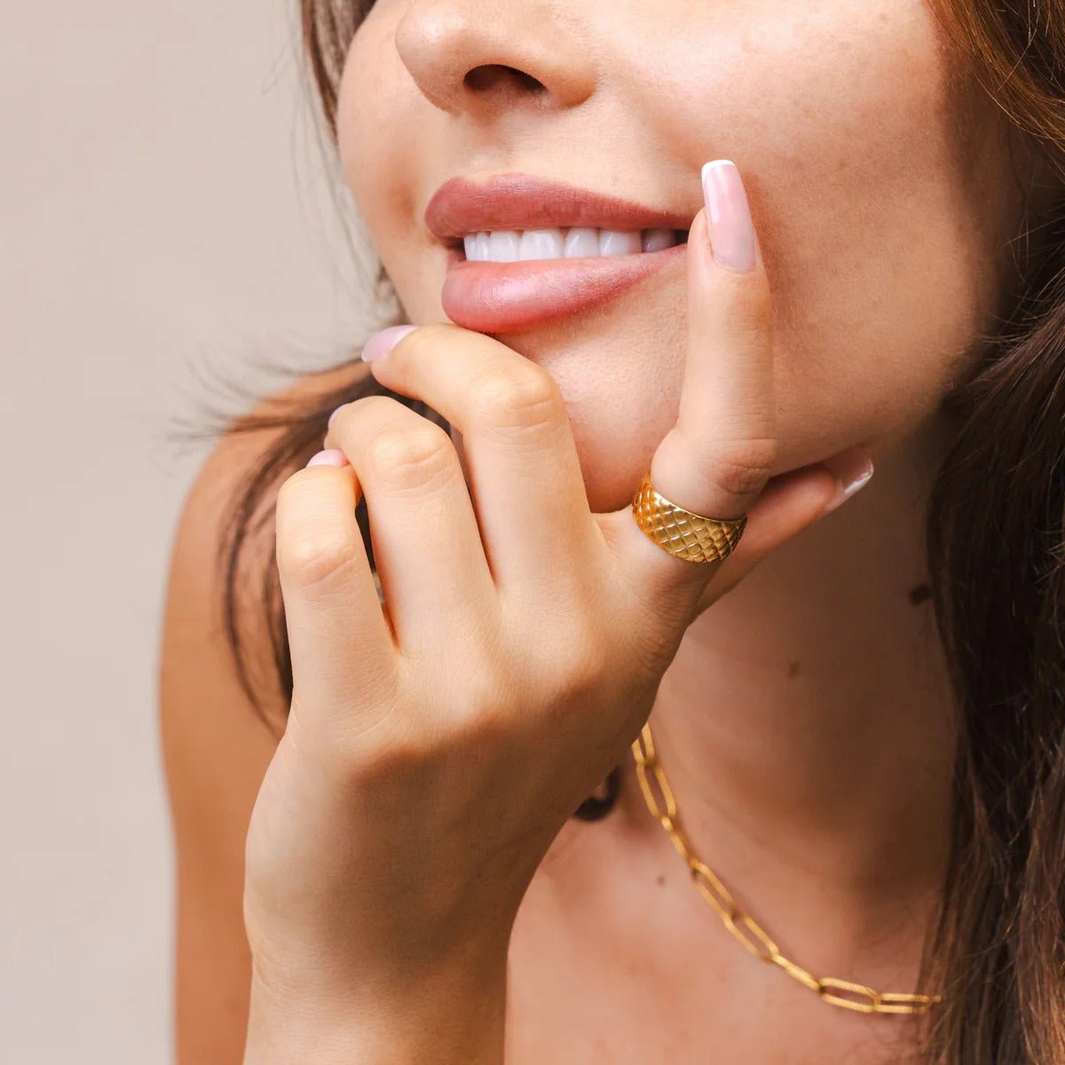 Lujoso anillo ajustable tejido bañado en oro de 18 quilates