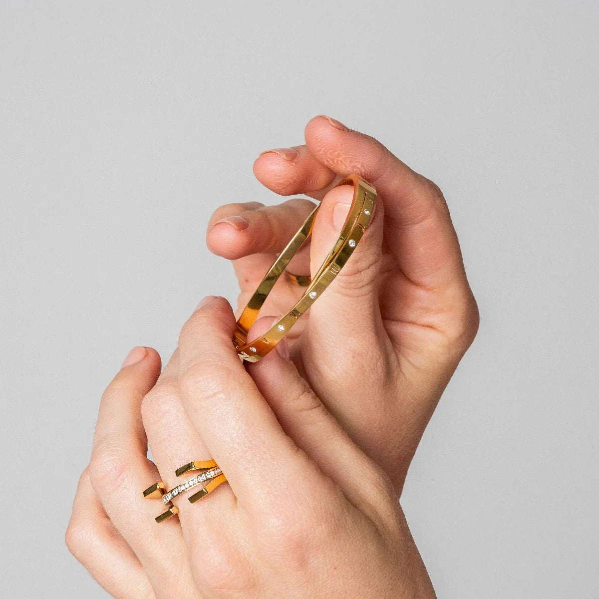 Pulsera con números romanos entrelazados bañada en oro de 18 quilates