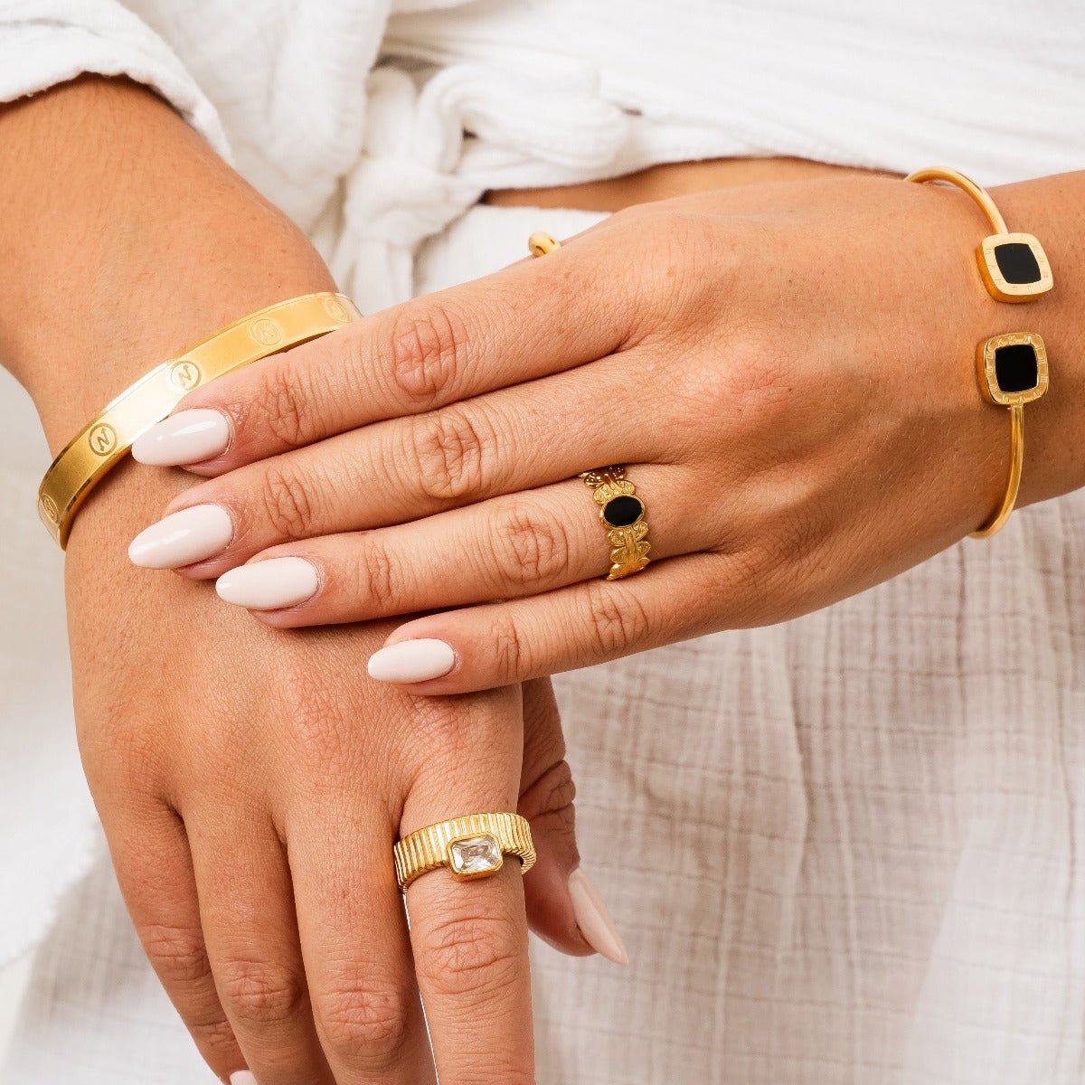 Pulsera Bella Onyx bañada en oro de 18 quilates