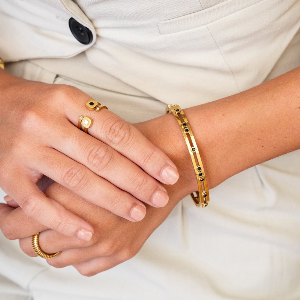 Pulsera de tachuelas negras bañada en oro de 18 quilates