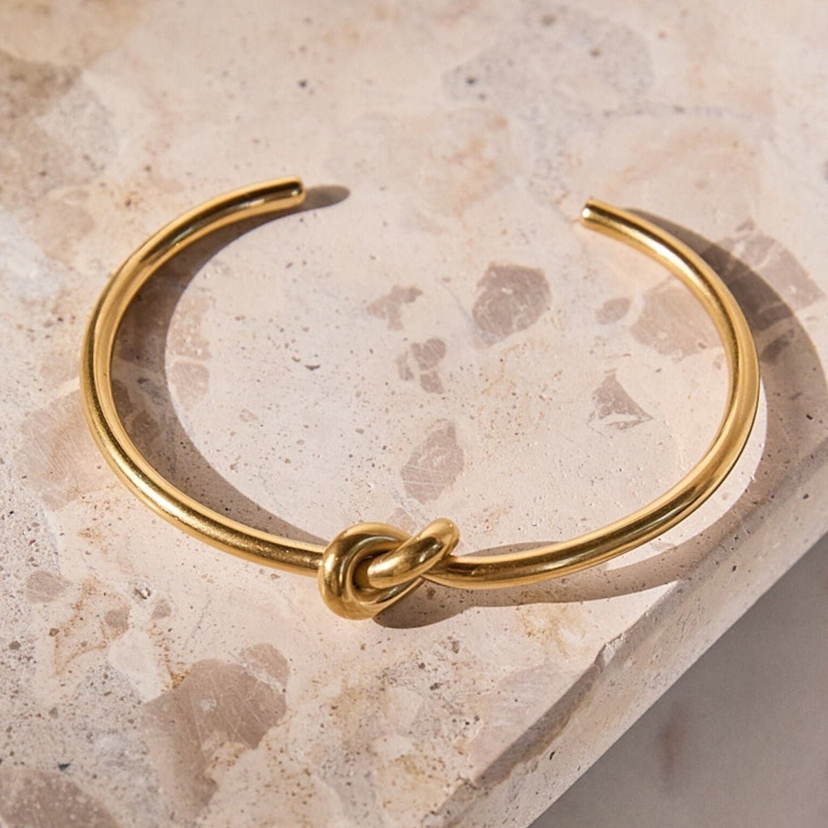 Pulsera con Nudo Central Bañada en Oro de 18K