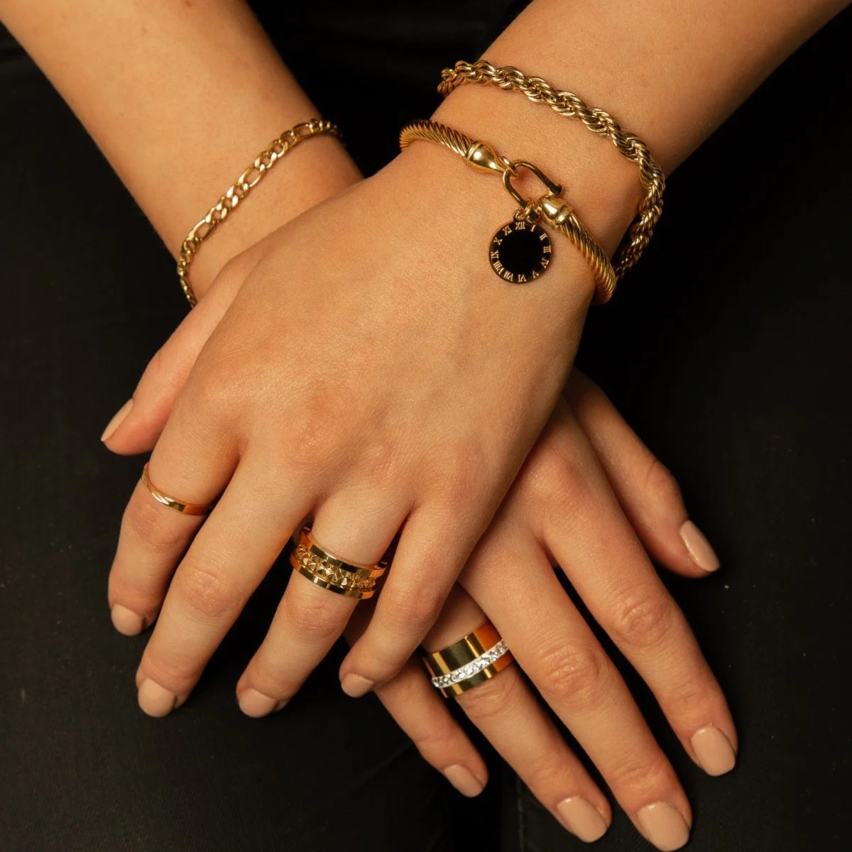 Pulsera con colgante de ónix bañada en oro de 18 quilates