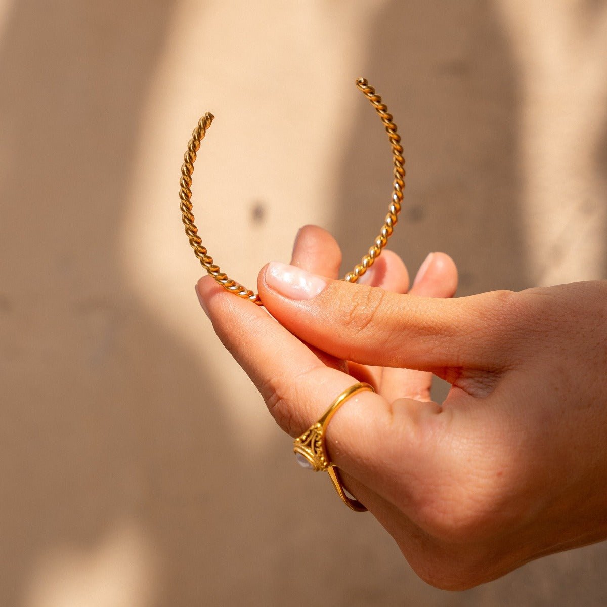 Pulsera Twist bañada en oro de 18 quilates