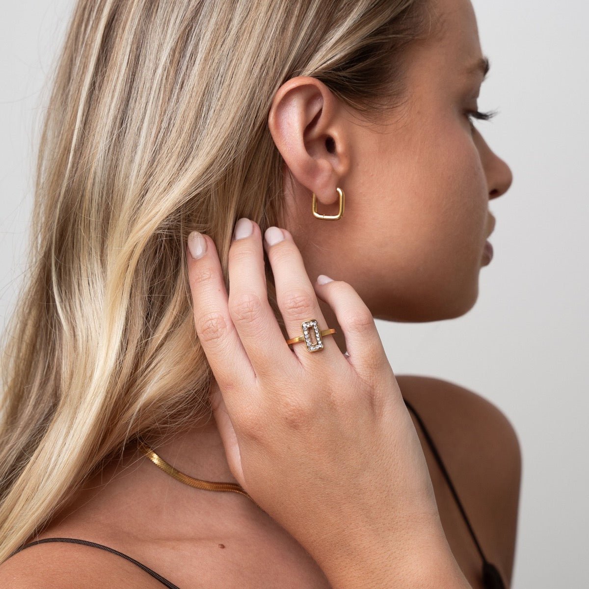 Pendiente de aro cuadrado bañado en oro de 18k