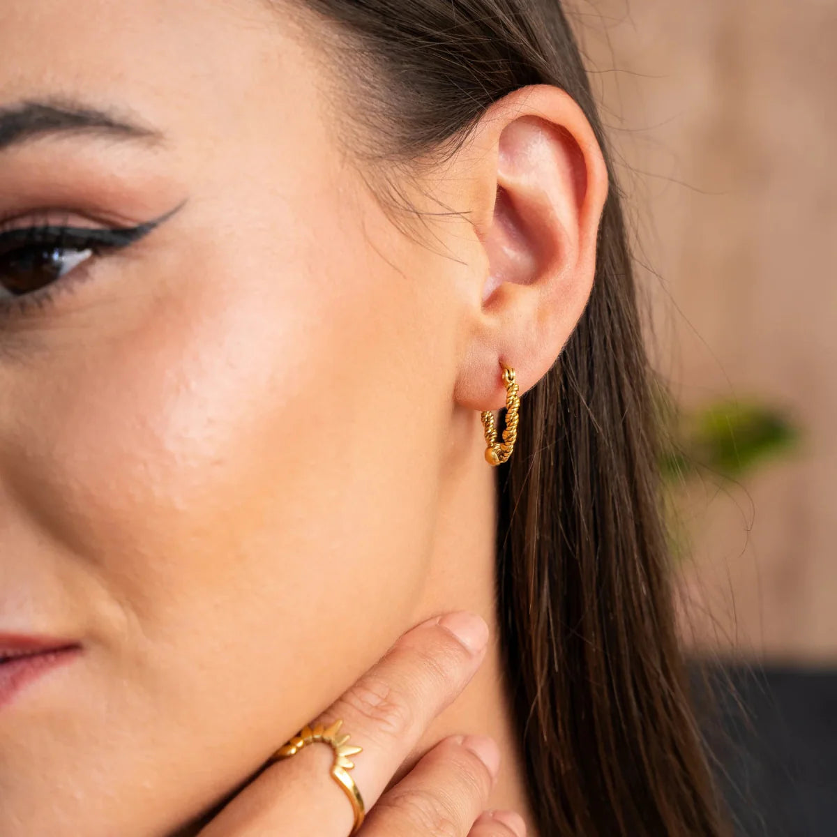 Pendiente de aro giratorio bañado en oro de 18 quilates