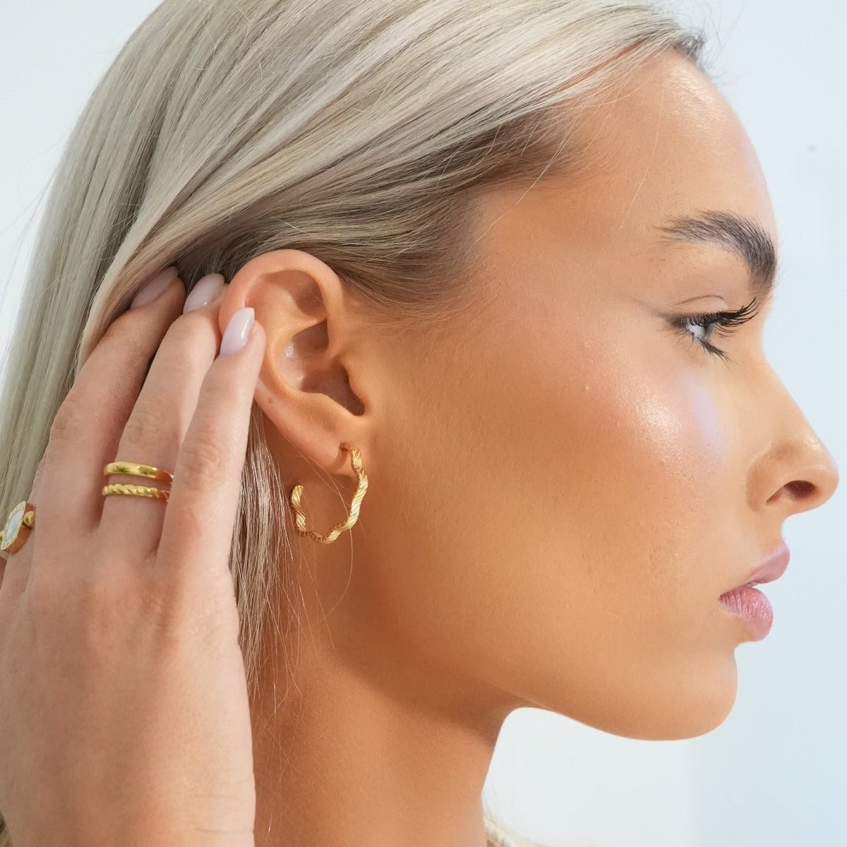 Pendiente de aro con textura ondulada bañado en oro de 18 k