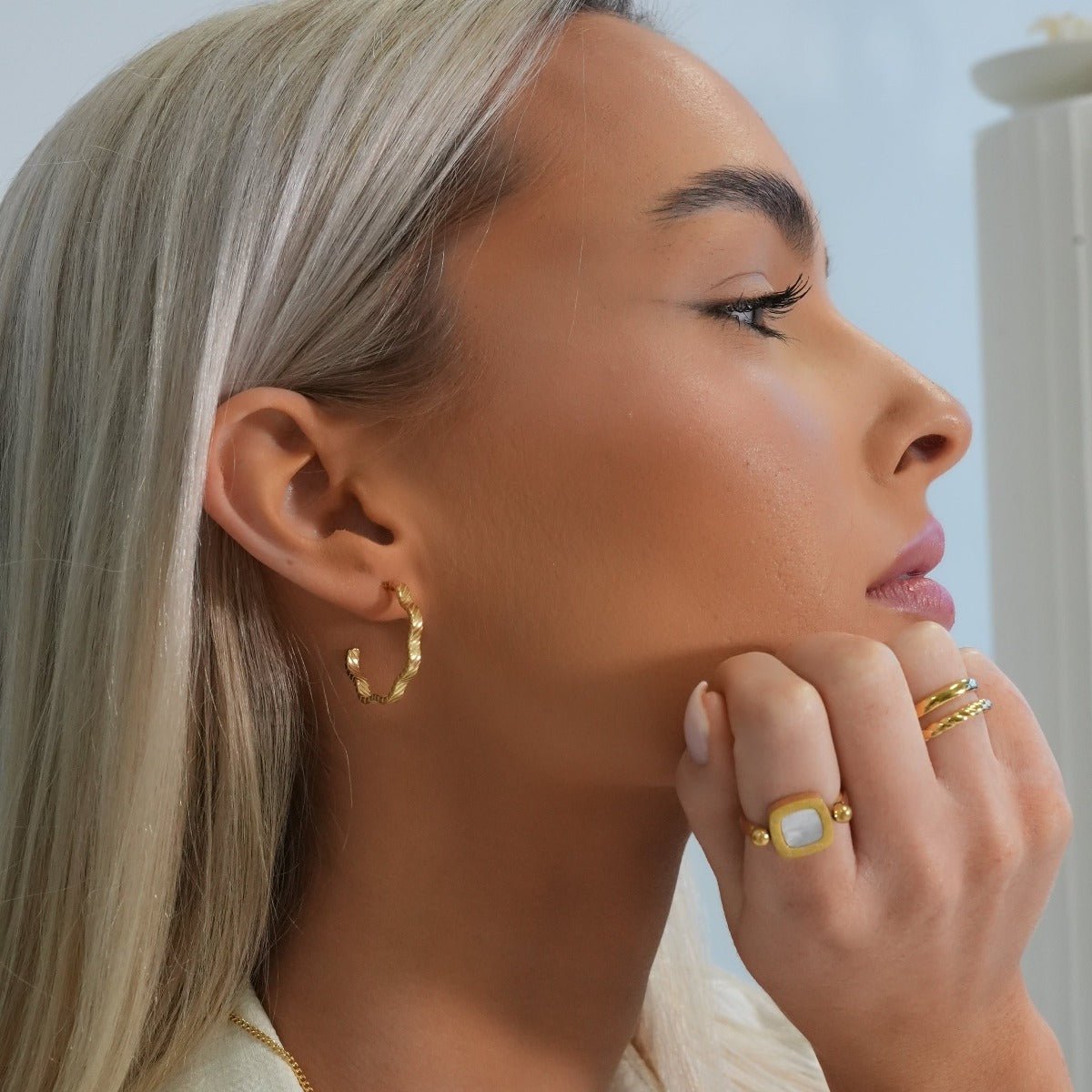 Pendiente de aro con textura ondulada bañado en oro de 18 k