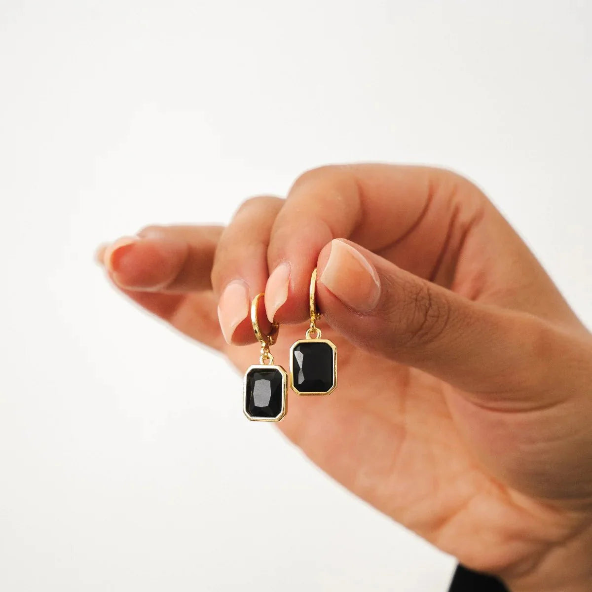 Pendiente de aro pequeño con cristal negro bañado en oro de 18 quilates