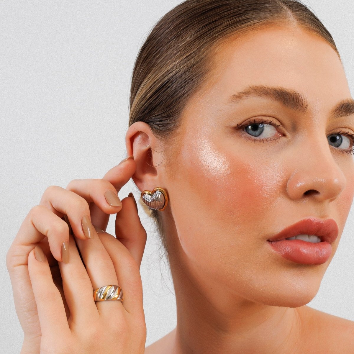 Pendientes con forma de corazón y baño mixto de oro y plata