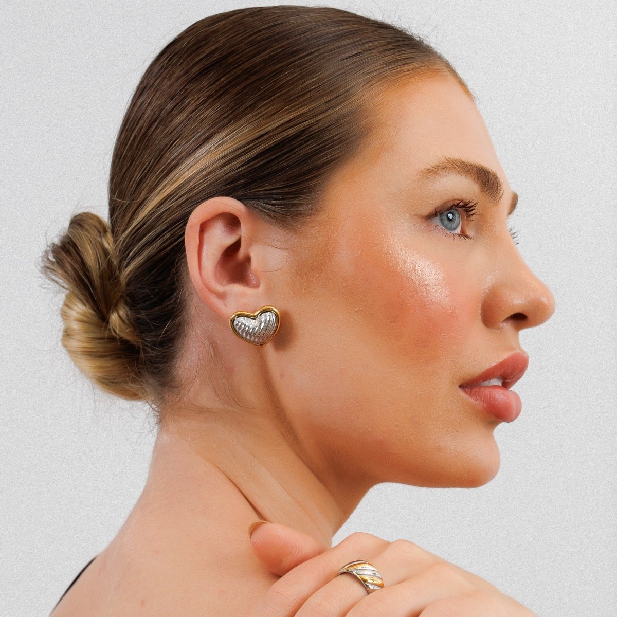 Pendientes con forma de corazón y baño mixto de oro y plata