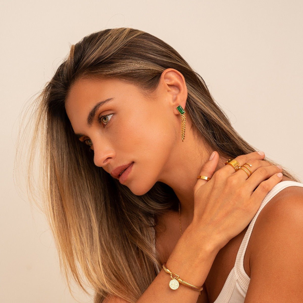 Pendiente de cadena con circonitas esmeralda Elisabeth bañado en oro de 18 quilates